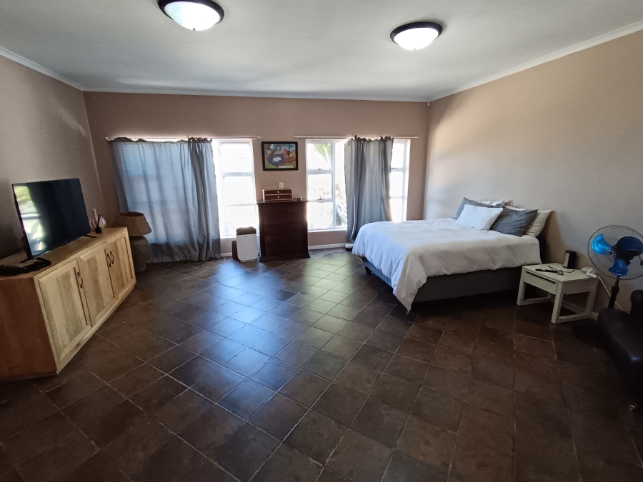 To Let 4 Bedroom Property for Rent in Hoogland Western Cape